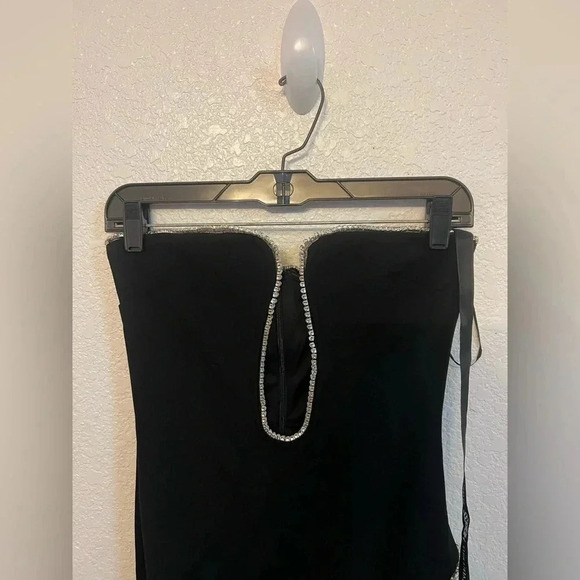 Heiress Beverly Hills Plunge Neck Strapless Midi Dress - Picture 3 of 8